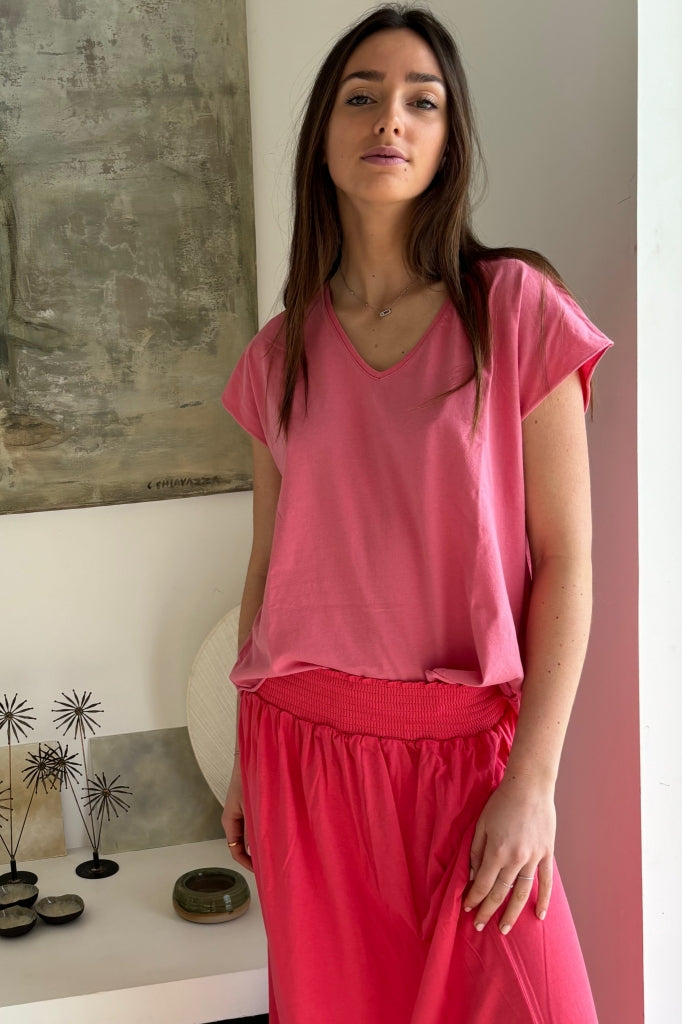 Tee shirt femme oversize col V manche courte coupé bord franc pour un look rock en coton jersey bio de couleur rose framboise GOTS et eco responsable