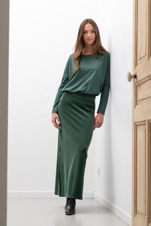Look casual chic avec le tee-shirt Extra Suny vert profond en coton biologique avec la jupe gilda velours verte