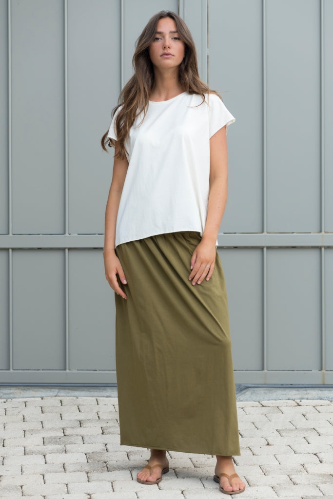 Tee shirt femme manche courte rock court et ample en coton bio GOTS éco responsable sans couture oversize col rond écru blanc cassé et Jupe longue femme fluide smock à la taille jupon smocké jersey de coton bio GOTS éco-responsable robe bustier robe de plage vert kaki