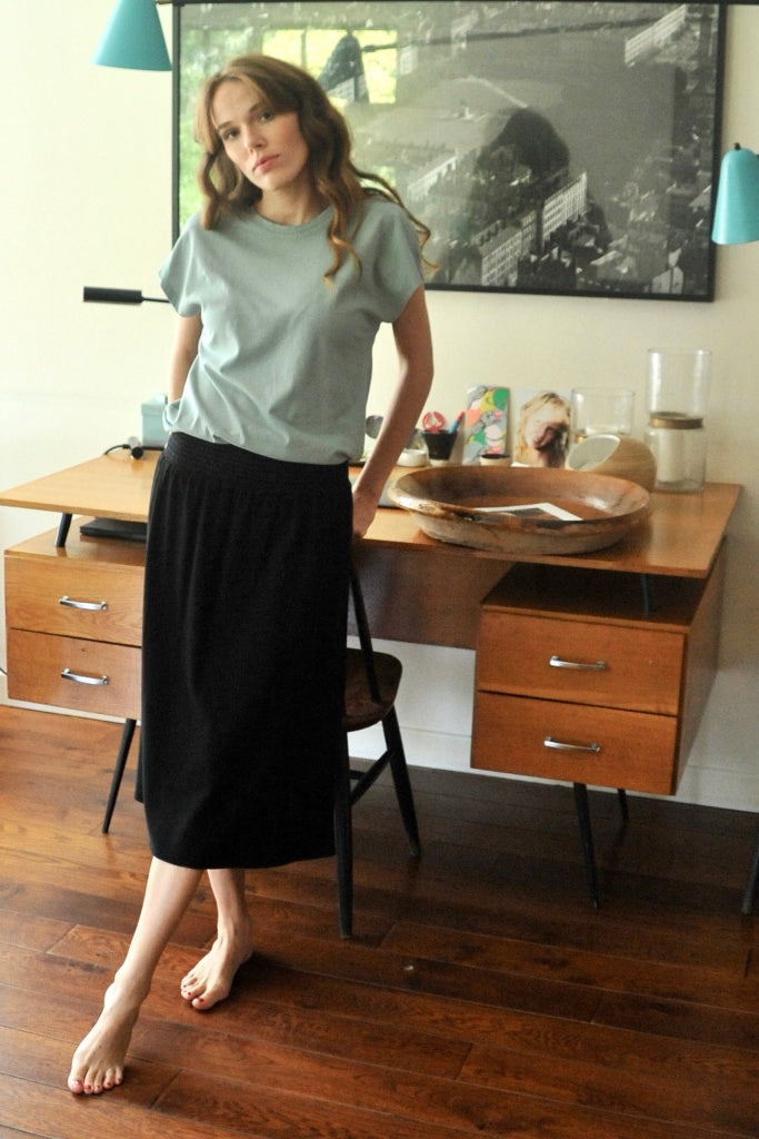 Jupe mi-longue femme fluide smock à la taille jupon smocké jersey de coton bio GOTS éco-responsable robe bustier robe de plage couleur noir, charbon, noir intense