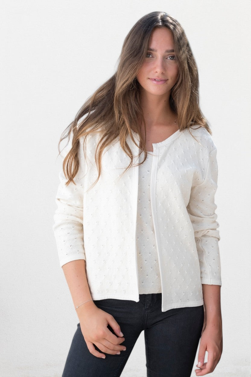 Gilet Gabrielle en coton upcyclé écru, maille ajourée, col rond, manches longues, coupe courte ajustée avec crochet de fermeture
