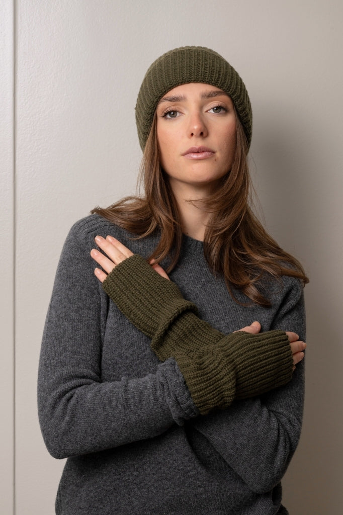 Mitaines HUGUETTE kaki vert en laine upcyclée avec coupe droite et trou pour le pouce Suny parfaite en combo avec le bonnet HARPER