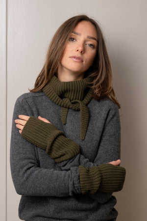 Mitaines HUGUETTE kaki vert en laine upcyclée avec coupe droite et trou pour le pouce Suny parfaite en combo avec la sophie scarf JULES