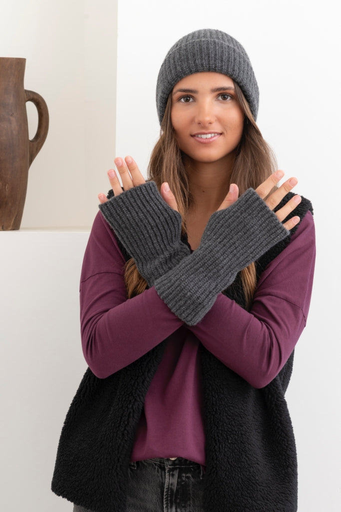 Mitaines Huguette en laine anthracite portées avec le bonnet Harper