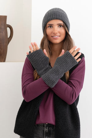 Mitaines Huguette en laine anthracite portées avec le bonnet Harper