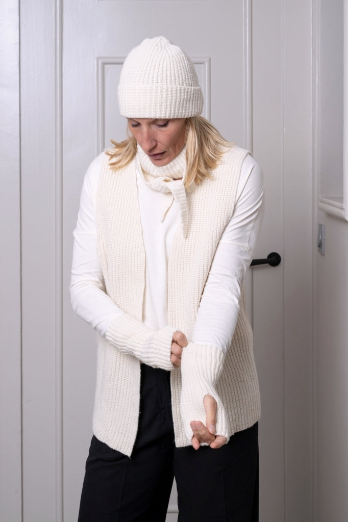 Mitaines en laine écru caresse Huguette portées avec le bonnet Harper et le col Holy – look cocooning 