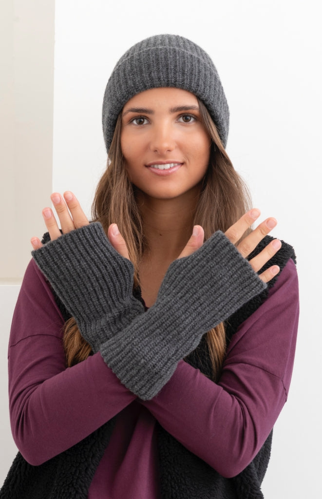 Mitaines Huguette en laine anthracite portées avec le bonnet Harper