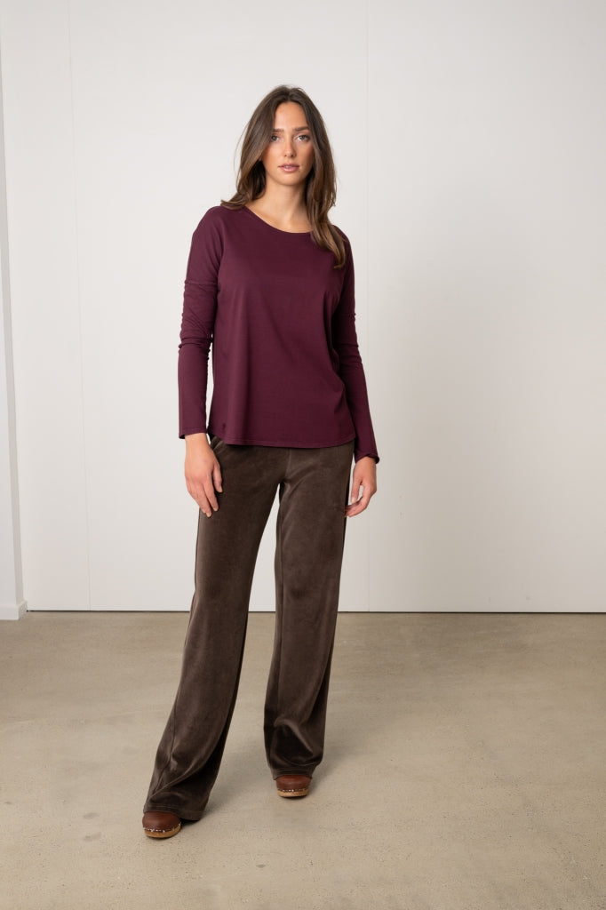 Tee-shirt à manches longues Extra Suny en coton bio couleur bordeaux et pantalon en velours JULIETTE calfé suny
