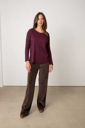 Tee-shirt à manches longues Extra Suny en coton bio couleur bordeaux et pantalon en velours JULIETTE calfé suny