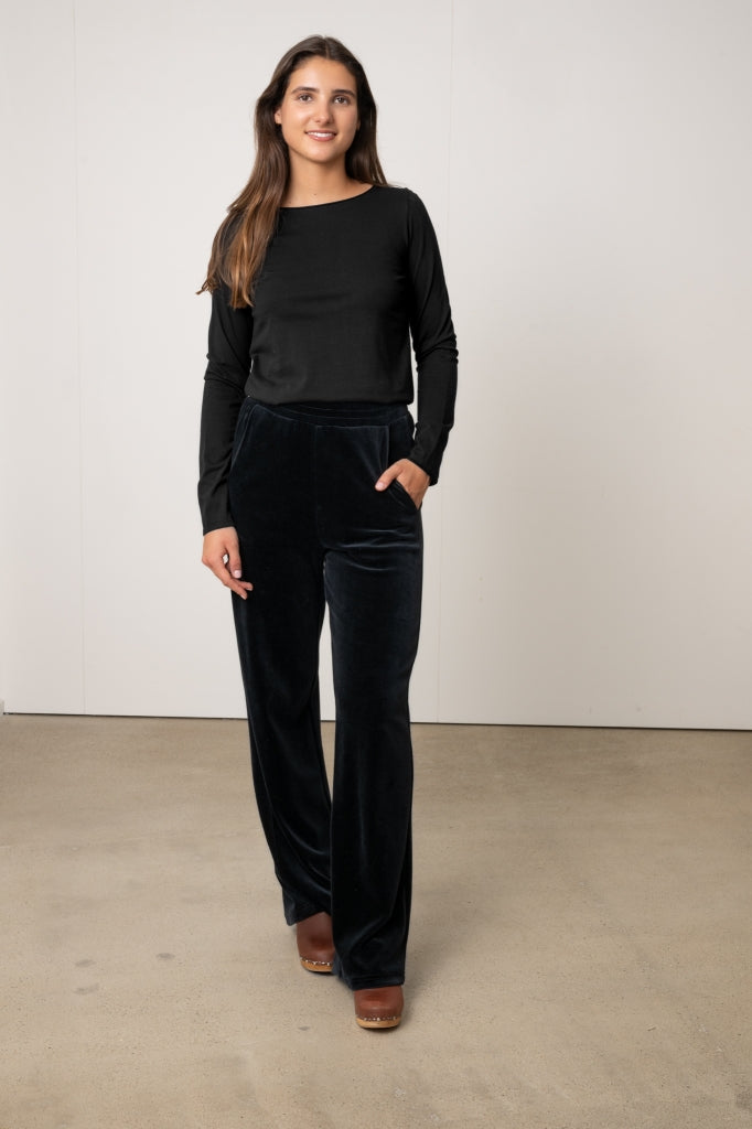 Pantalon JULIETTE noir en velours bio GOTS femme coupe droite large Suny et Tee-shirt JUNE noir noir femme manches longues en coton bio avec col évasé roulotté Suny