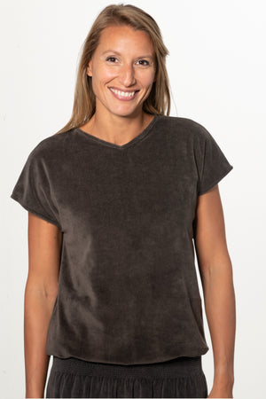 Tee shirt femme à manche courte forme ajustée droite et resserrée en bas de corps, col V Suny en velours bio GOTS et eco responsable gris charbon anthracite