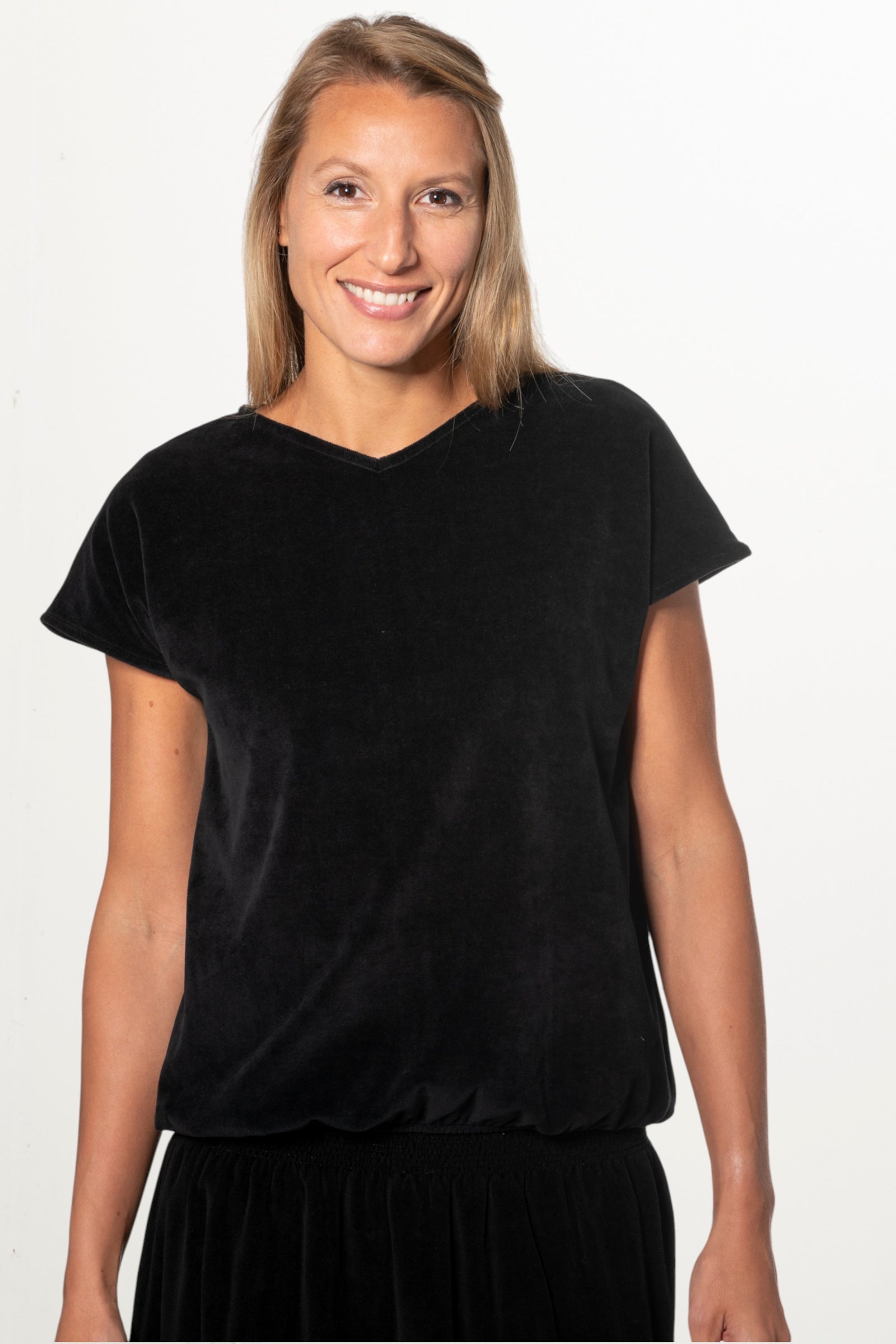Tee shirt femme à manche courte forme ajustée droite et resserrée en bas de corps, col V Suny en velours bio GOTS et eco responsable noir