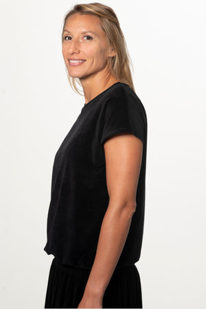 Tee shirt femme à manche courte forme ajustée droite et resserrée en bas de corps, col V Suny en velours bio GOTS et eco responsable noir