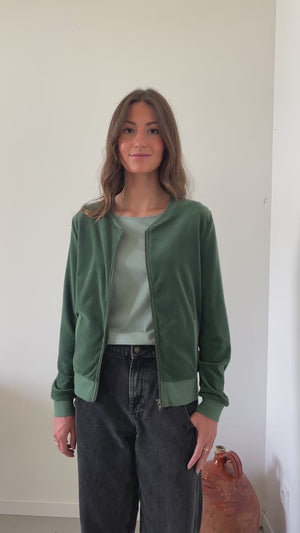 blouson Zippy Suny en velours lisse vert d’hiver – coupe droite, col rond bomber et zip canon de fusil – Suny