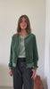 blouson Zippy Suny en velours lisse vert d’hiver – coupe droite, col rond bomber et zip canon de fusil – Suny