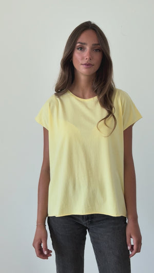 Tee shirt jaune paille jaune clair femme oversize col rond encolure ronde manche courte coupé bord franc pour un look rock en coton jersey bio GOTS et éco responsable