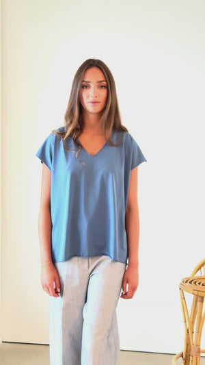 Tee-shirt ROCKY V Suny Paradis bleu en coton bio certifié GOTS, col V, coupe loose, bords francs roulottés, jersey 160 g/m²