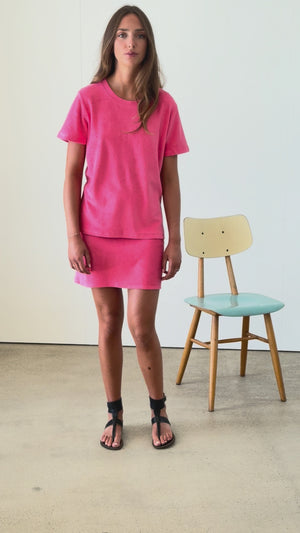 vidéo du T-shirt femme Irène pink porté, coupe près du corps sans être moulante, éponge bouclette coton bio GOTS