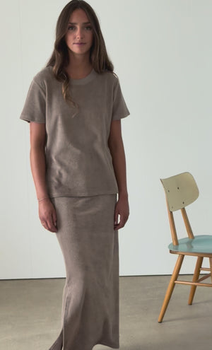 Vidéo Look Suny en éponge bouclette : t-shirt Irène taupe et jupe Gilda, coton bio certifié GOTS