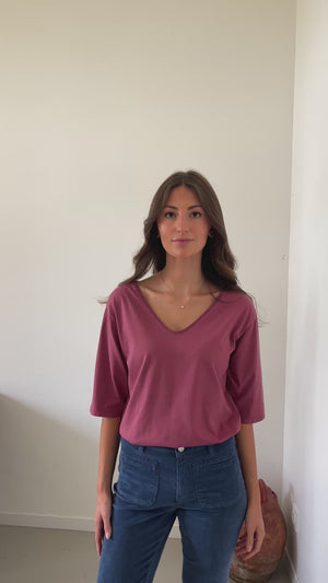 vidéo tee-shirt col V Flora V en coton bio lie de vin  – Suny