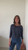 Tee-shirt manches trois quarts en coton bio bleu marine – col danseuse, porté avec un jean taille haute
