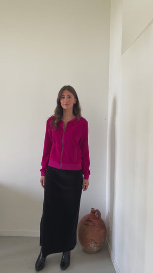jupe GILDA noire en velours bio certifié GOTS – fente côté et coupe droite avec le blouson en velours bio suny