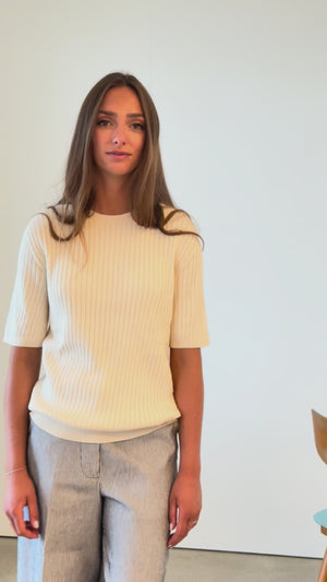 vidéo Pull Ines écru caresse Suny en maille côtelée 100% coton, manches courtes au coude