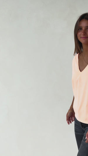 vidéo du Tee-shirt femme orange fluo Suny Relax V, basique iconique en coton bio à col V, facile à mixer