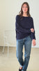 Pull femme Elsa marine foncé porté par Lou, sweat oversize chic en coton biologique certifié GOTS