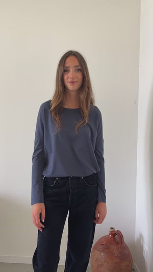 Tee-shirt bleu marine Extra Suny mixé avec un pantalon bleu pour un look chic et décontracté