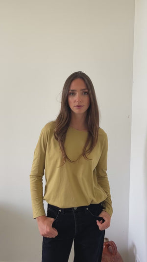 Vue en mouvement du tee-shirt Extra Suny couleur miel à encolure dégagée