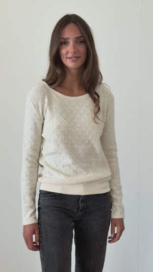 pull féminin coupe droite ajustée, aille en coton ajourée, col rond évasé, manche longue, écru, blanc cassé 