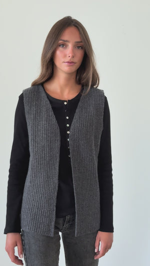 gilet gris foncé en laine sans manche pour femme 