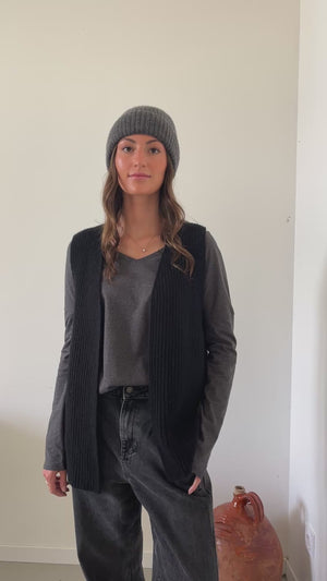 Bonnet en laine côtelée HARPER anthracite porté par modèle, tricotage fin et revers large  suny