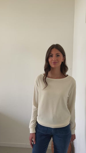 Pull en velours bio certifié GOTS couleur beurre frais – coupe droite, col rond évasé, manches longues – Suny