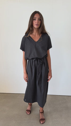 robe longue et fluide en coton upcyclé avec ceinture col V manche courte gris anthracite fendue sur le côté