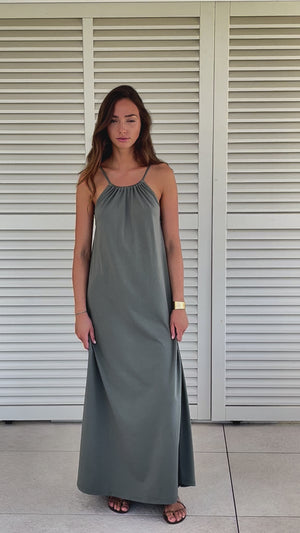 Robe Giulia gris kaki en coton biologique, coupe longue et fluide, col froncé avec bretelles fines