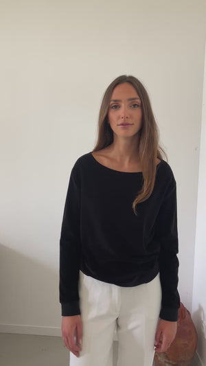Pull Georgia noir noir en velours de coton bio, col évasé et coupe droite – un look féminin et effortless chic.