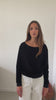Pull Georgia noir noir en velours de coton bio, col évasé et coupe droite – un look féminin et effortless chic.