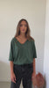Tee-shirt Flora V vert d’hiver porté – col V et manches longueur coude pour une silhouette élégante