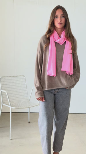 vidéo Pull Elsa taupe Suny en éponge bouclette coton bio certifié GOTS, coupe oversize avec le chèche rose malabar