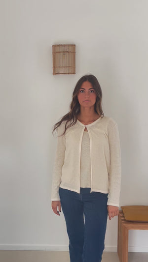 Gilet Gabrielle porté en twin set avec le débardeur Gaya, maille ajourée écru, chic et écoresponsable.
