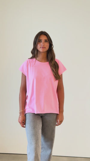 Look porté par Éloïse (1,70 m) – tee shirt oversize ROCKY Suny rose malabar