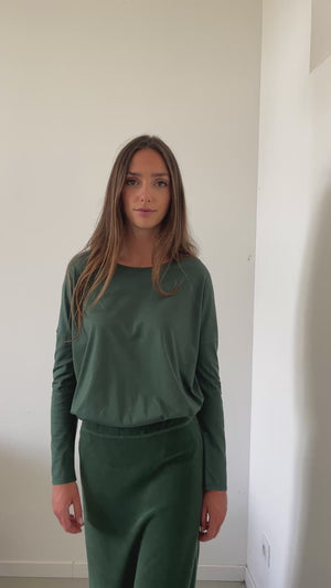 vidéo Look casual chic avec le tee-shirt Extra Suny vert profond en coton biologique avec la jupe gilda velours verte