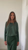 vidéo Look casual chic avec le tee-shirt Extra Suny vert profond en coton biologique avec la jupe gilda velours verte