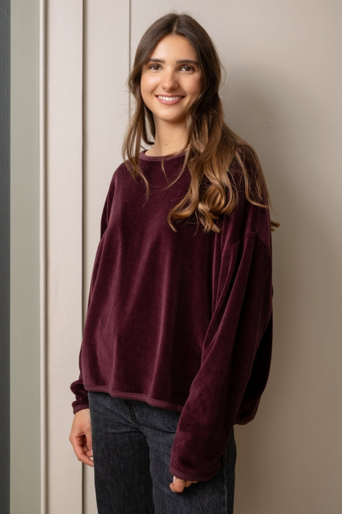 Pull ELSA bordeaux en velours bio GOTS femme col rond oversize porté Suny