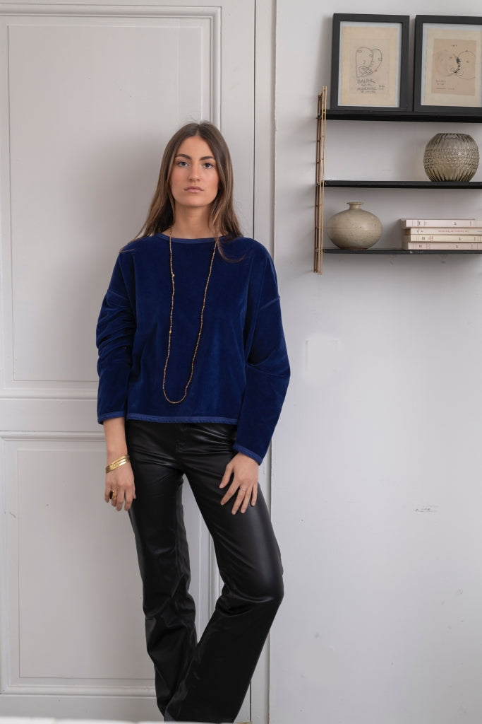 pull femme court et oversize manche longue col rond velours bio confortable bleu profond