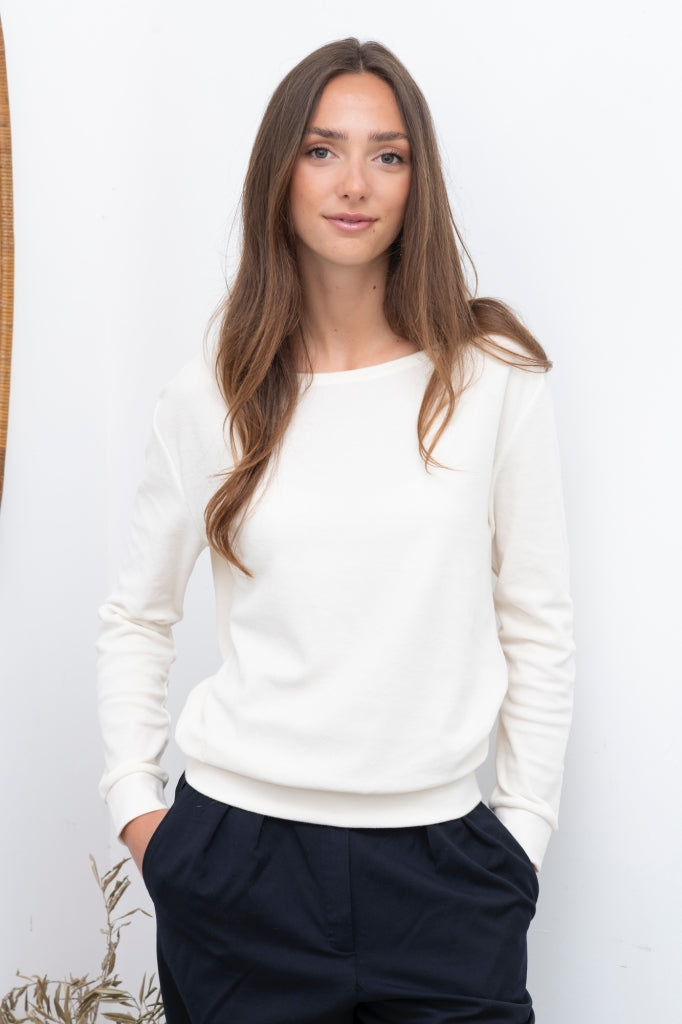 Pull en velours bio certifié GOTS couleur beurre frais – coupe droite, col rond évasé, manches longues – Suny