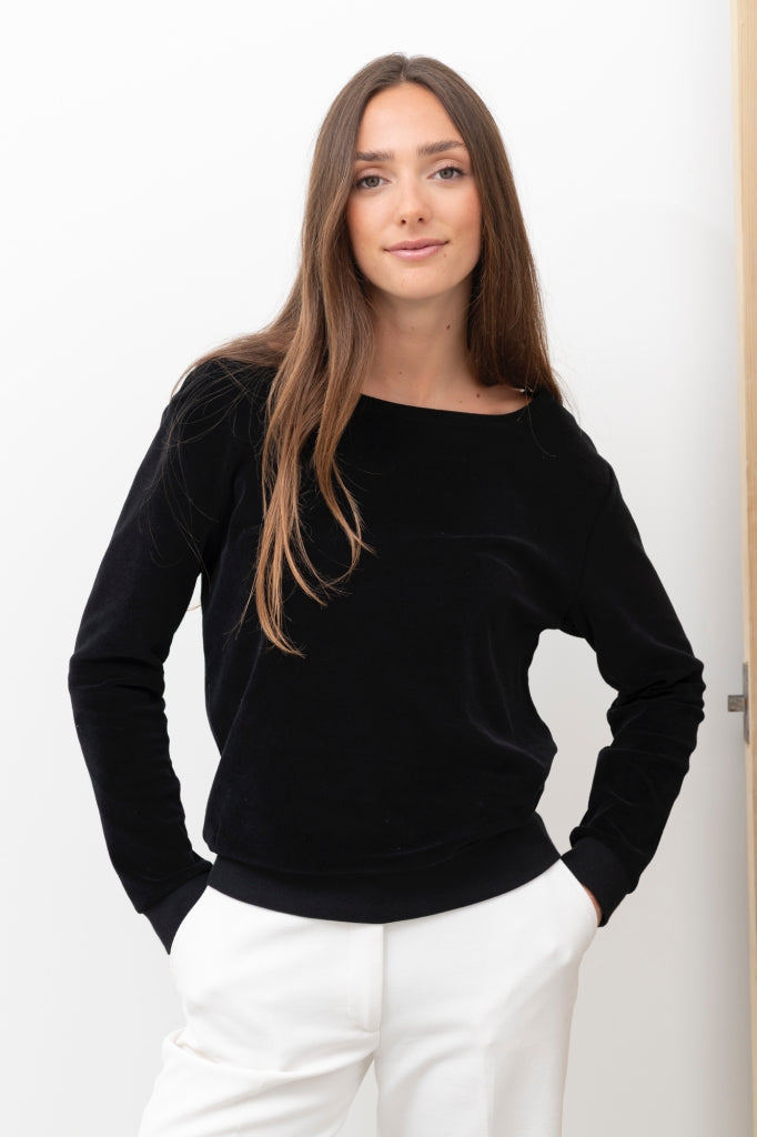 Pull Georgia noir noir en velours de coton bio, col évasé et coupe droite – un look féminin et effortless chic.
