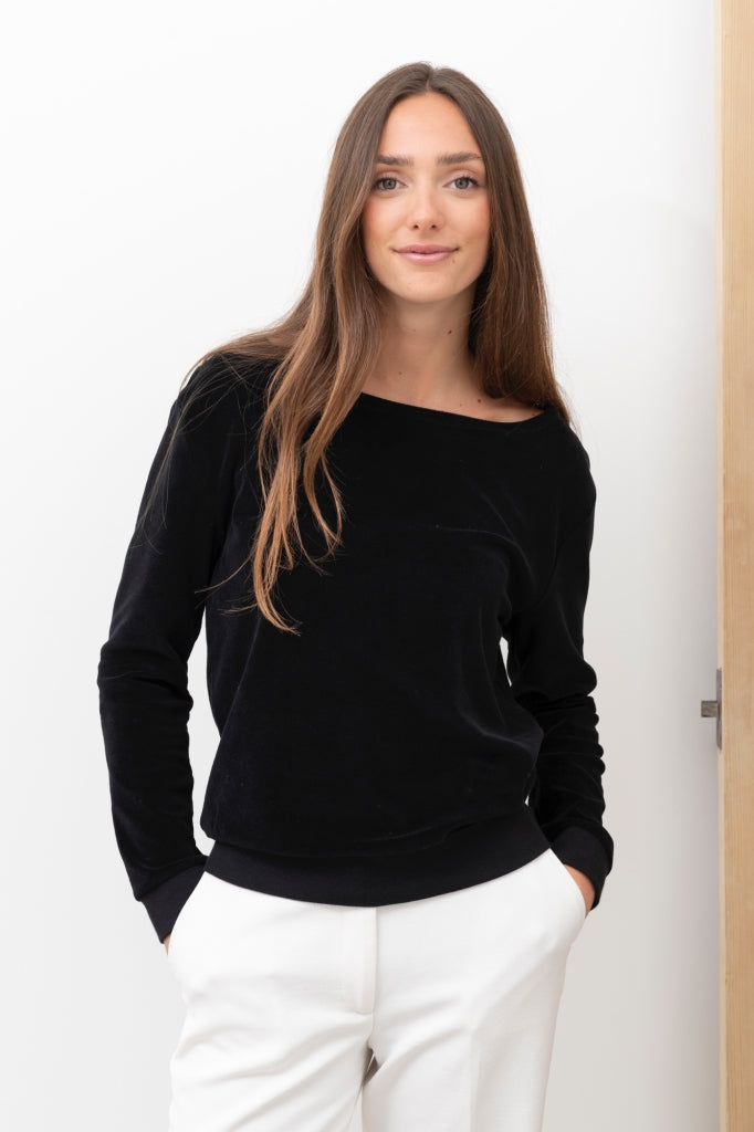 Pull Georgia noir noir en velours de coton bio, col évasé et coupe droite – un look féminin et effortless chic.